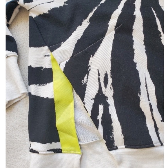 Fabletics Monochrome Swirl Hoodie - Picture 3 of 6